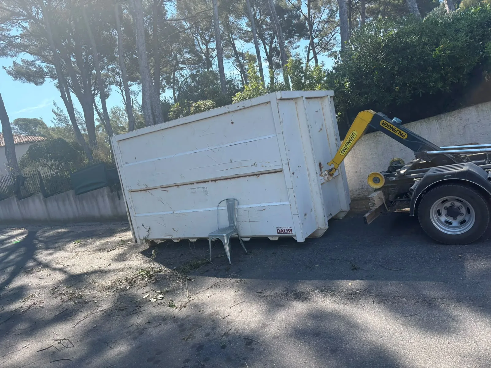 Camion ampliroll livrant une benne à Toulon